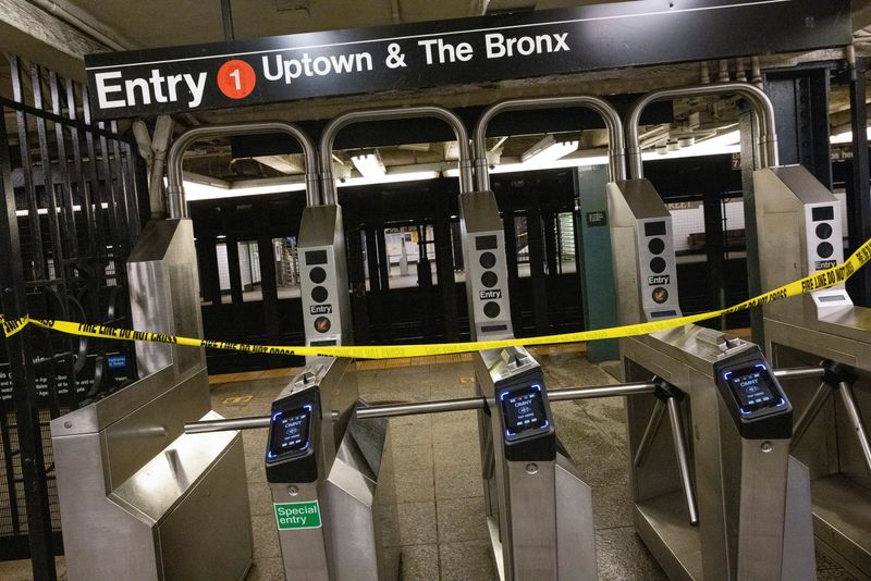 &copy; Reuters. Faixa avisa sobre interdição de estação de metrô em Nova York atingida por inundação
02/09/2021 REUTERS/Caitlin Ochs