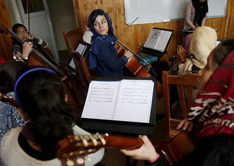 &copy; Reuters. عازفات من فرقة أوركسترا زهرة النسائية أثناء تدريب في المعهد الوطني الأفغاني للموسيقى في العاصمة كابول. صورة من أرشيف رويترز.