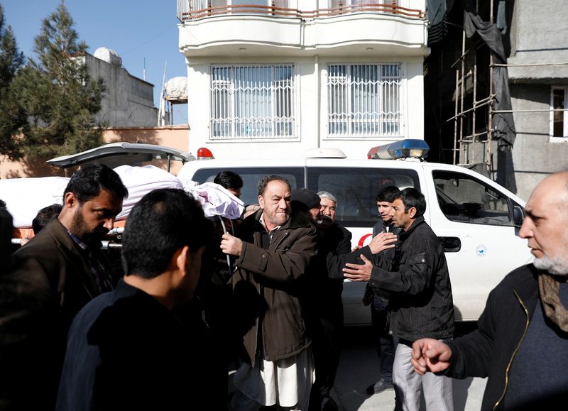 &copy; Reuters. أقارب يحملون جثمان قاضية أفغانية قتلها مجهولون بالرصاص في العاصمة كابول يوم 17 يناير كانون الثاني 2021. تصوير: محمد إسماعيل رويترز.