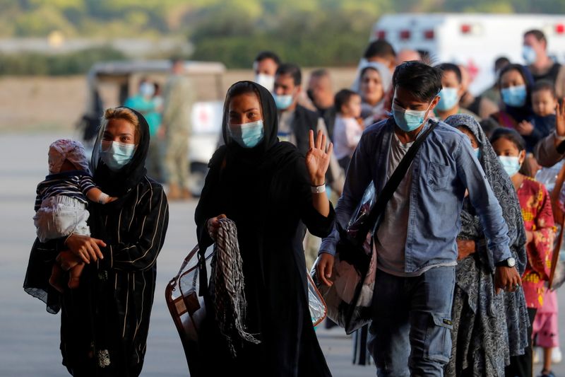 &copy; Reuters. Cittadini evacuati da Kabul presso la Naval Station (NAVSTA) Rota Air Base, a Rota, in Spagna. REUTERS/Jon Nazca