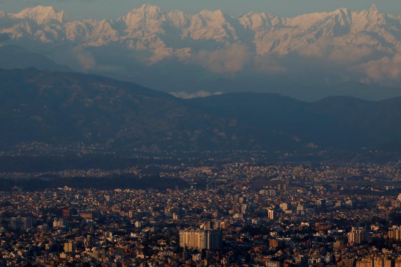 &copy; Reuters. FOTO DE ARCHIVO: Montañas en Katmandú, Nepal, 4 de mayo del 2020. REUTERS/Navesh Chitrakar
