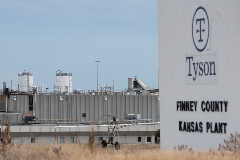 © Reuters. FILE PHOTO: The exterior of the Tyson Fresh Meats processing plant is seen three days after a fire heavily damaged the facility in the Finney County town of Holcomb, Kansas, U.S. August 12, 2019. REUTERS/Adam Shrimplin/