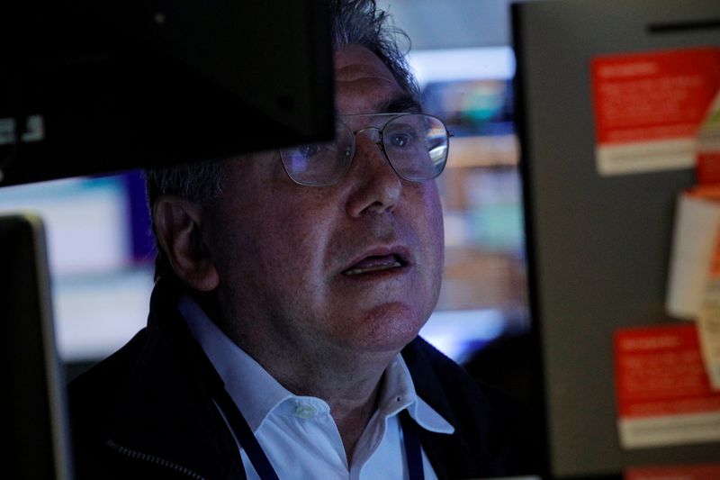 © Reuters. A trader works on the floor of the New York Stock Exchange (NYSE) in New York City, U.S., August 27, 2021.  REUTERS/Brendan McDermid