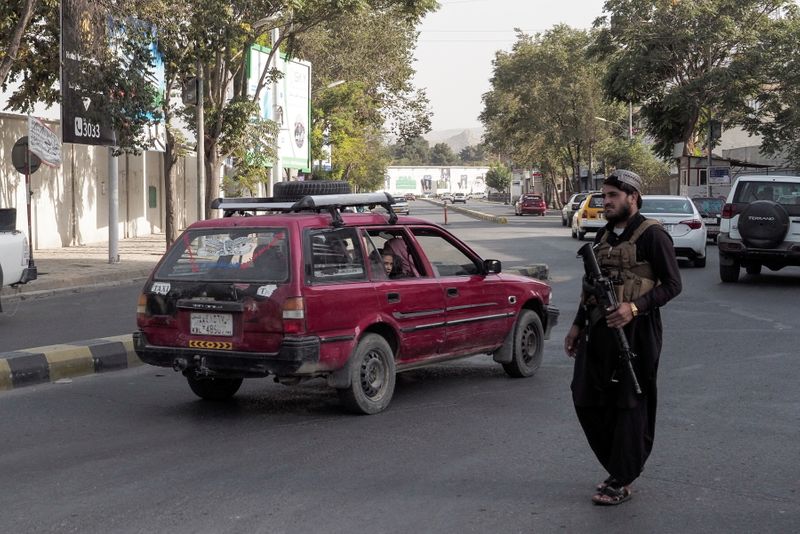 &copy; Reuters. مقاتل من طالبان في أحد شوارع كابول يوم 29 أغسطس اب 2021. تصوير رويترز. 