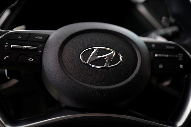 &copy; Reuters. Logotipo da Hyundai no volante de um veículo da marca. 22/3/2019. REUTERS/Kim Hong-Ji