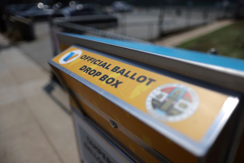 &copy; Reuters. FILE PHOTO: A California curbside ballot box is seen in Los Angeles ahead of the September 14 gubernatorial recall election, in California, U.S., August 25, 2021. REUTERS/Lucy Nicholson/File Photo