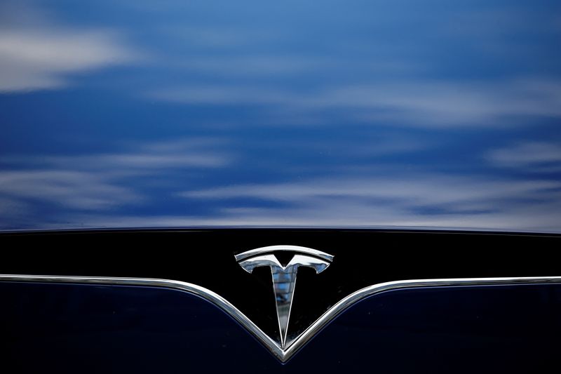 &copy; Reuters. The logo of Tesla cars logo is seen during the presentation of the new charge system in the EUREF campus in Berlin, Germany September 10, 2020. REUTERS/Michele Tantussi
