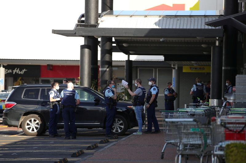 &copy; Reuters. Police respond to the scene of an attack carried out by a man shot dead by police after he injured multiple people at a shopping mall in Auckland, New Zealand, September 3, 2021.  Stuff Limited/Ricky Wilson via REUTERS  
