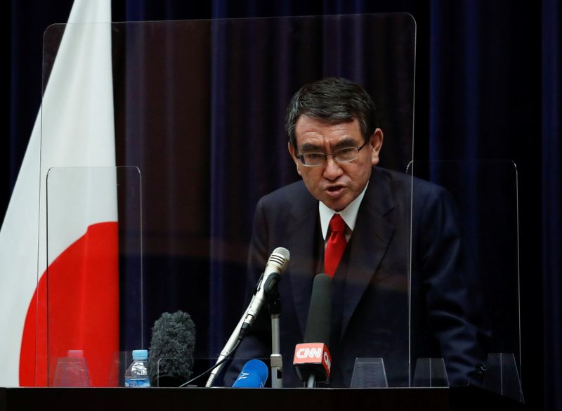 &copy; Reuters. تارو كونو الوزير  بالحكومة اليابانية والمسؤول عن حملة التطعيم ضد فيروس كورونا في طوكيو يوم 16 فبراير شباط 2021. تصوير: ايسي كاتو - رويترز.