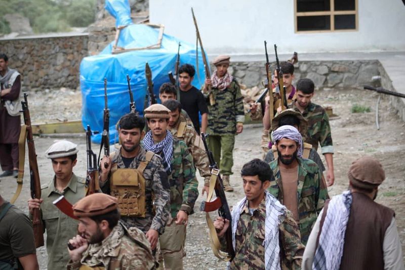 &copy; Reuters. FILE PHOTO: Men prepare for defense against the Taliban in Panjshir, Afghanistan August 22, 2021. Aamaj News Agency via REUTERS    