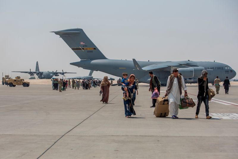 &copy; Reuters. Les États-Unis ont redirigé la plupart des 57.000 personnes qu'ils avaient évacuées d'Afghanistan vers le Qatar, où moins de 1.400 se trouvent actuellement sur la base militaire américaine de l'Etat du Golfe, a déclaré samedi un officier américai
