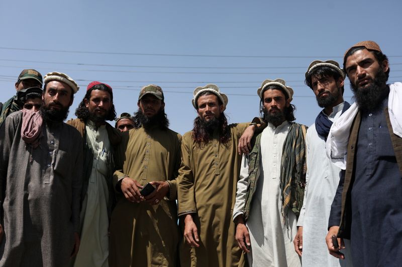 &copy; Reuters. Un groupe de taliban à Kaboul. Des combats se poursuivaient samedi en Afghanistan pour prendre le contrôle de la vallée du Panchir, au nord de Kaboul, la dernière province du pays à ne pas être contrôlée par les taliban, selon des sources au sein 