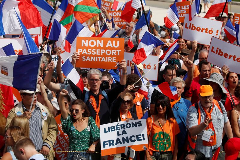 &copy; Reuters. Pour le huitième samedi consécutif, des dizaines de milliers de manifestants hostiles aux règles du "pass sanitaire" et à la vaccination obligatoire pour certaines professions se sont rassemblés dans des dizaines de villes françaises. /Photo prise l