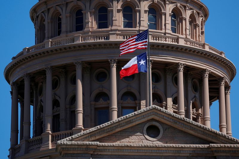 © Reuters. FILE PHOTO: The U.S flag and the Texas State flag fly over the Texas State Capitol in Austin, Texas, U.S., March 14, 2017. REUTERS/Brian Snyder/File Photo