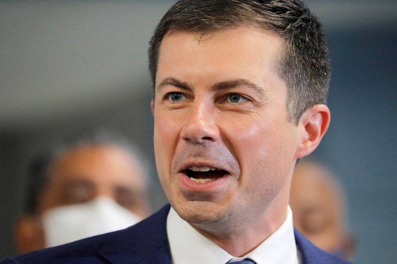&copy; Reuters. FILE PHOTO: U.S. Transportation Secretary Pete Buttigieg delivers remarks during a funding announcement for the Gateway Tunnel project in New York City, New York, U.S., June 28, 2021. REUTERS/Andrew Kelly/File Photo