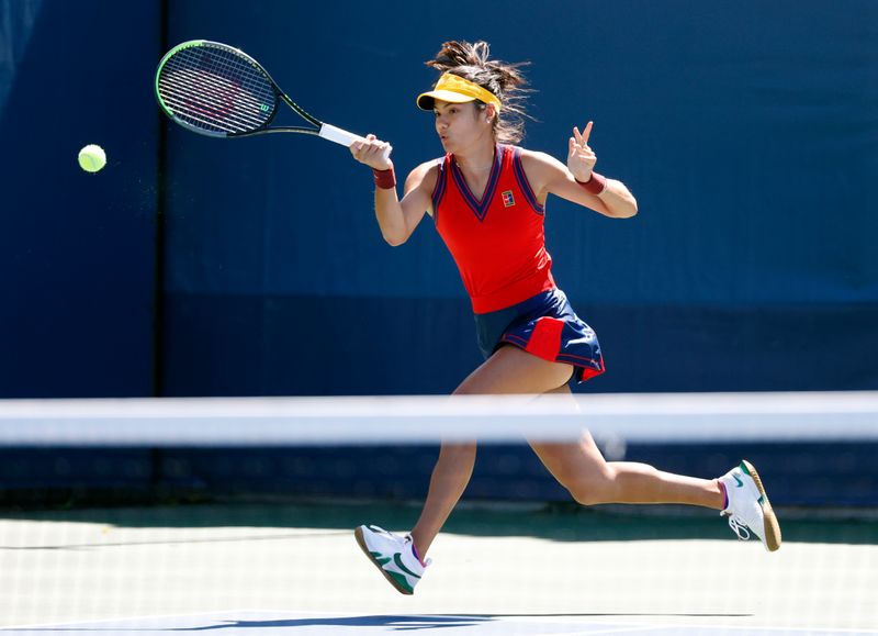 &copy; Reuters. لاعبة التنس البريطانية إيما رادوكانو تعلب مباراة في الدور الثاني في بطولة أمريكا المفتوحة للتنس يوم 2 سبتمبر أيلول 2021. صورة لرويترز من (يو.إس