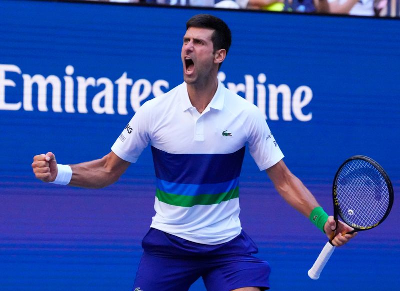 &copy; Reuters. El tenista serbio Novak Djokovic reacciona ante la multitud luego de ganar el tercer set frente al japonés Kei Nishikori en el día seis del Abierto de Estados Unidos 2021 en el USTA Billie Jean King National Tennis Center de Flushing, Nueva York, Estado