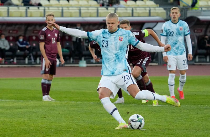 &copy; Reuters. 　サッカーのワールドカップ（Ｗ杯）欧州予選は４日、各地で試合を行い、Ｇ組のノルウェーは敵地でラトビアを２─０で下した。写真はＰＫを蹴るノルウェーのアーリング・ハーランド（