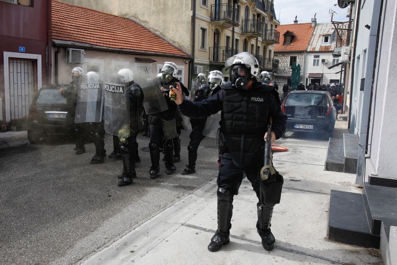 &copy; Reuters. أفراد من رجال الشرطة خلال مظاهرة ضد تنصيب رجل دين من الكنيسة الأرثوذكسية الصربية بصورة التقطت في الجبل الأسود يوم الأحد. صورة لرويترز.