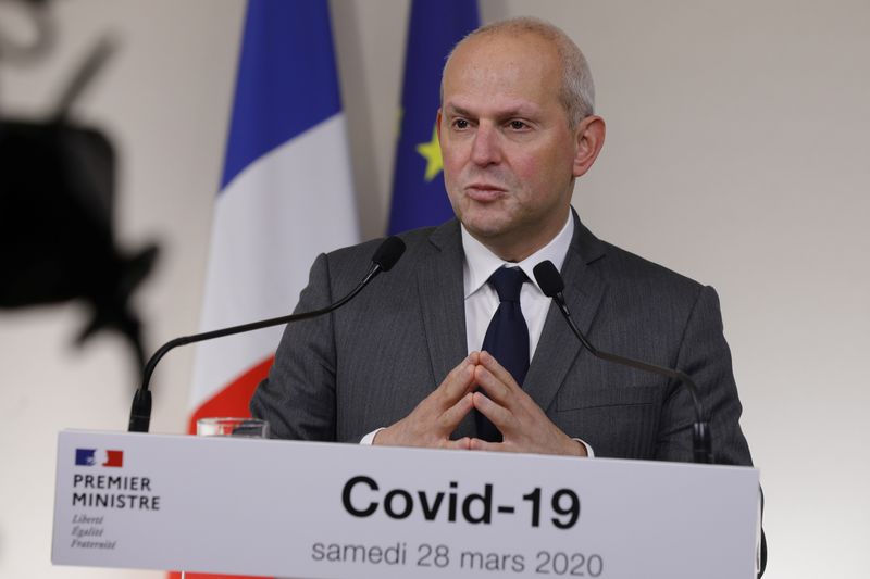 &copy; Reuters. Le directeur général de la Santé, Jérôme Salomon (photo), s'est déclaré  dimanche "vigilant" mais "pas inquiet" voire "confiant" dans l'évolution de la situation épidémique en France face au COVID-19. /Photo d'archives/REUTERS/Geoffroy Van Der H