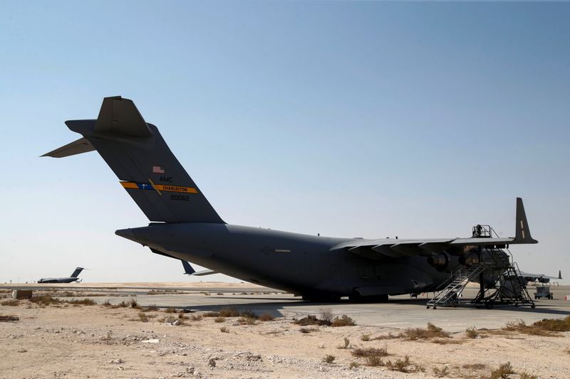 © Reuters. طائرة تابعة لسلاح الجو الأمريكي مخصصة لاجلاء أشخاص من أفغانستان تقف في قاعدة العُديد الجوية في الدوحة بقطر يوم السبت. تصوير:حمد محمد-رويترز.