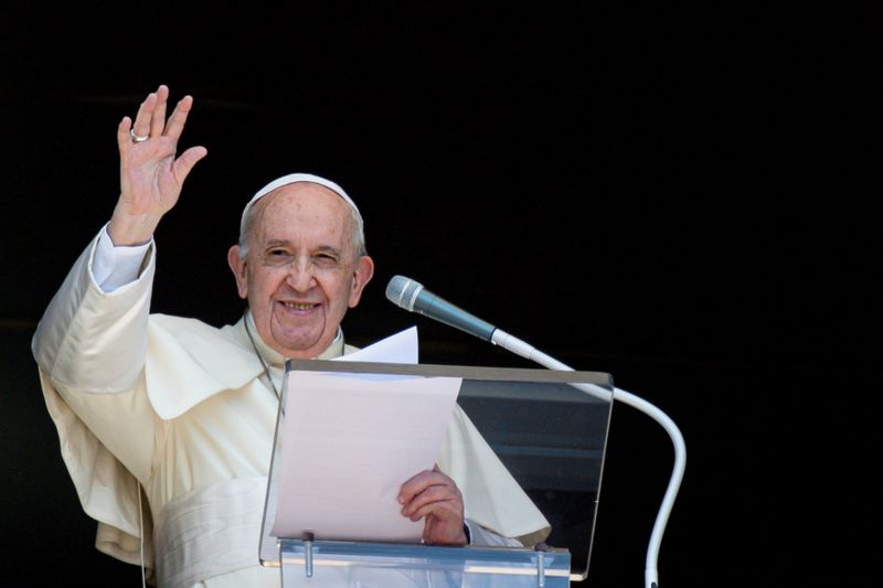 © Reuters. البابا فرنسيس بابا الفاتيكان خلال قداس يوم الأحد. صورة لرويترز من المركز الإعلامي للفاتيكان.