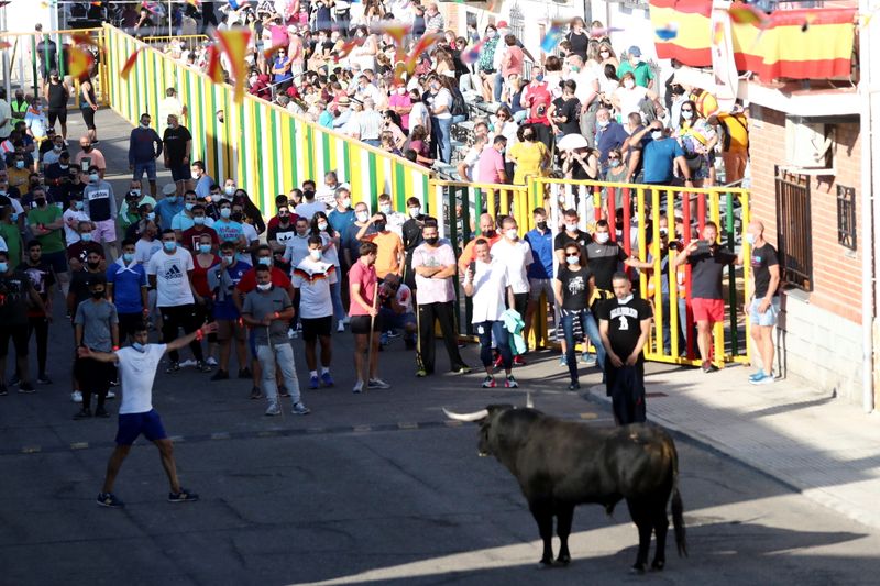 &copy; Reuters. متفرجون يتابعون أول مهرجان لركض الثيران منذ بداية جائحة كوفيد-19 في فيلاسيكا دو لا ساجرا يوم الأحد. تصوير: سيرجيو بيريز - رويترز.