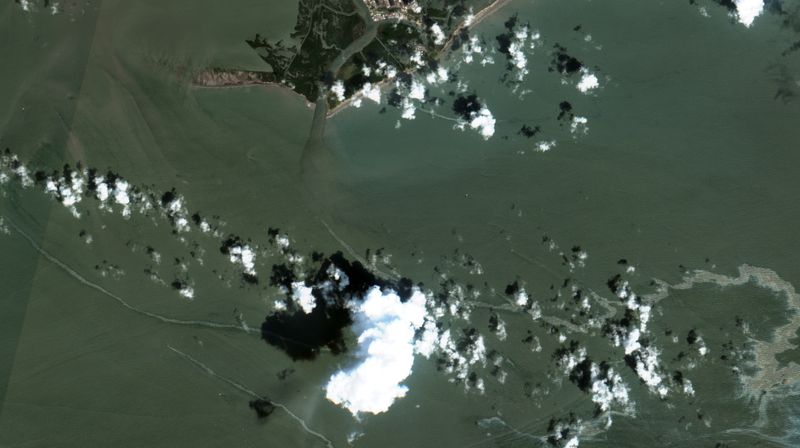 © Reuters. A satellite image shows an oil slick following Hurricane Ida, south of Port Fourchon, Louisiana, U.S., September 2, 2021. Satellite image 2021 Maxar Technologies/Handout via REUTERS 