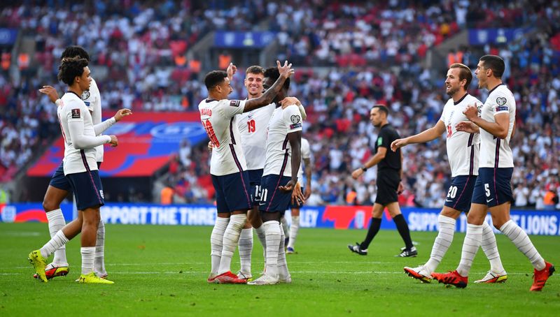 &copy; Reuters. لاعبون من منتخب إنجلترا يحتفلون باحراز هدف في شباك أندورا بتصفيات كأس العالم لكرة القدم يوم الاحد. تصوير: ديلان مارتينيز - رويترز. 