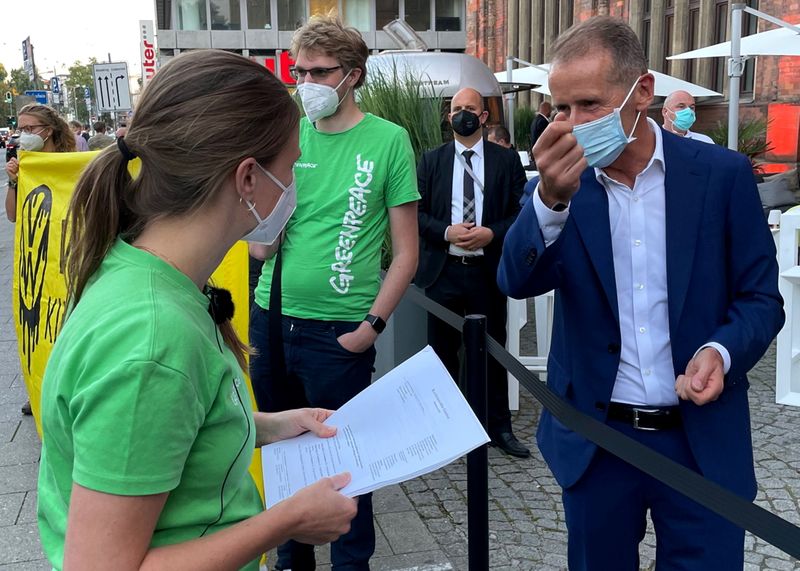 &copy; Reuters. Herbert Diess, CEO of German carmaker Volkswagen AG talks to members of Greenpeace ahead of the Munich Motor Show IAA Mobility 2021, in Munich, Germany, September 5, 2021. REUTERS/Jan Schwartz