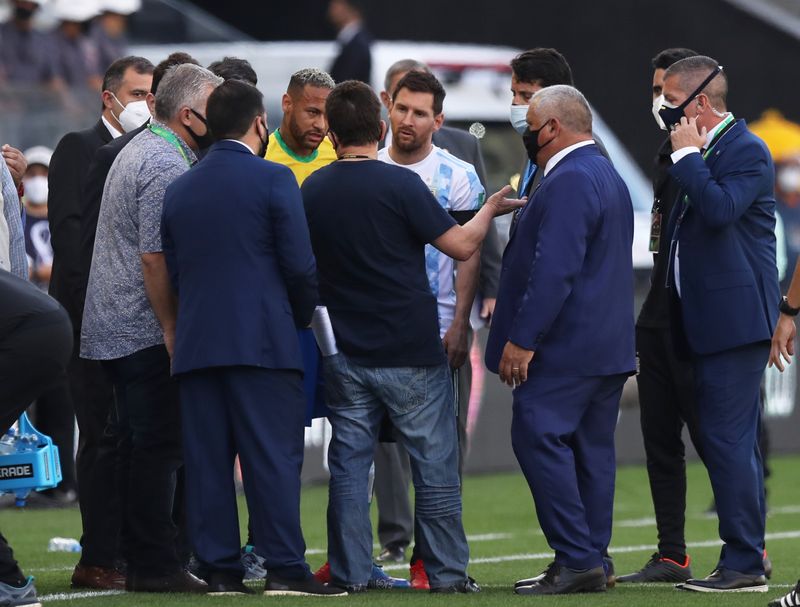 &copy; Reuters. Lionel Messi de Argentina y Neymar de Brasil durante la interrupción del partido entre ambas selecciones por la eliminatoria sudamericana al Mundial de Qatar 2022 en el estadio Arena Corinthians de Sao Paulo, Brasil. 5 de septiembre, 2021. REUTERS/Amanda