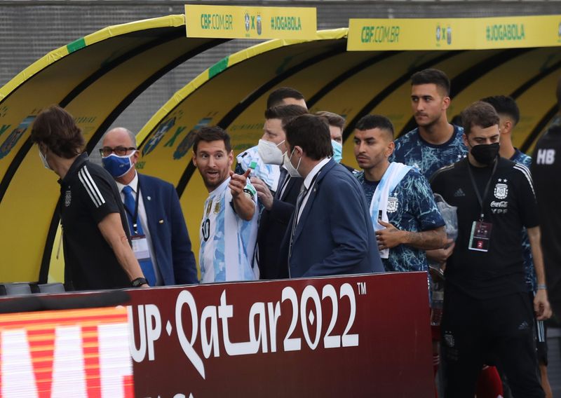 © Reuters. Sep 5, 2021
Foto del domingo del capitán de Argentina, Lionel Messi, abandonando el campo tras la interrupción del partido con Brasil por la eliminatoria sudamericana. 
REUTERS/Amanda Perobelli
