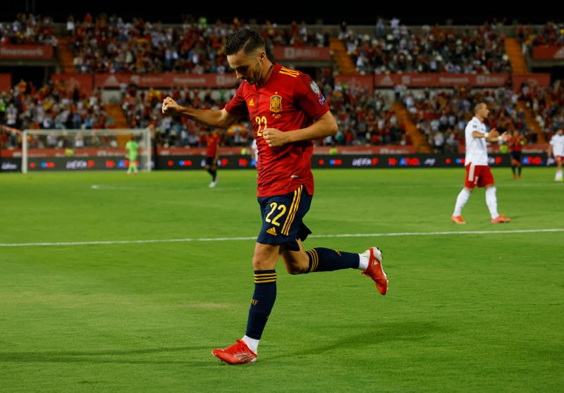 &copy; Reuters. بابلو سارابيا لاعب منتخب إسبانيا لكرة القدم يحتفل باحراز الهدف الرابع لبلاده في شباك جورجيا بتصفيات كأس العالم لكرة القدم يوم الاحد. تصوير: 
