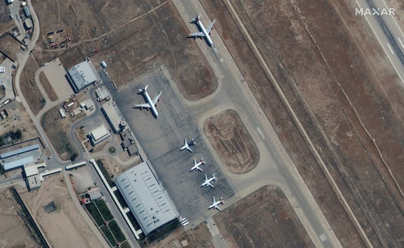 &copy; Reuters. ست طائرات تجارية رابضة بالقرب من الصالة الرئيسية لمطار مزار الشريف في أفغانستان يوم الثالث من سبتمبر أيلول 2021. صورة لرويترز من ماكسار تكنول