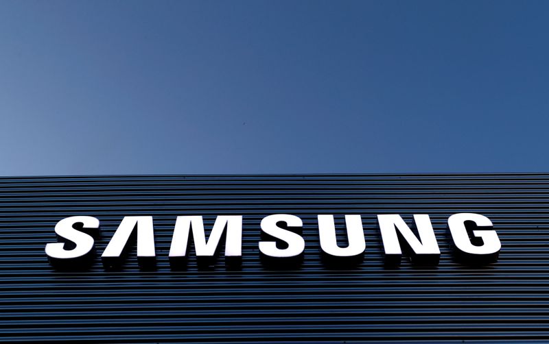 &copy; Reuters. FILE PHOTO: The logo of Samsung is seen on a building during the Mobile World Congress in Barcelona, Spain February 25, 2018. REUTERS/Yves Herman