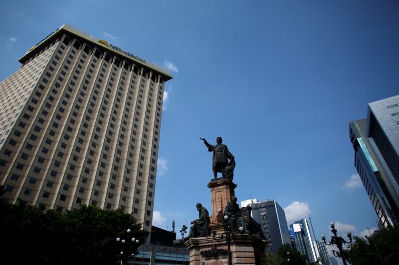 &copy; Reuters. FOTO DE ARCHIVO: Estatua de Cristobal Colón en el Paseo de la Reforma de la Ciudad de México, México, el 10 de junio de 2020. REUTERS/Gustavo Graf