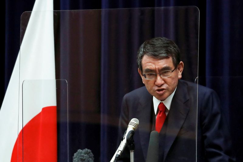 &copy; Reuters. FOTO DE ARCHIVO: El responsable de la campaña de vacunación de Japón contra la COVID-19, Taro Kono, durante una conferencia de prensa celebrada en Tokio, Japón, el 16 de febrero de 2021. REUTERS/Issei Kato