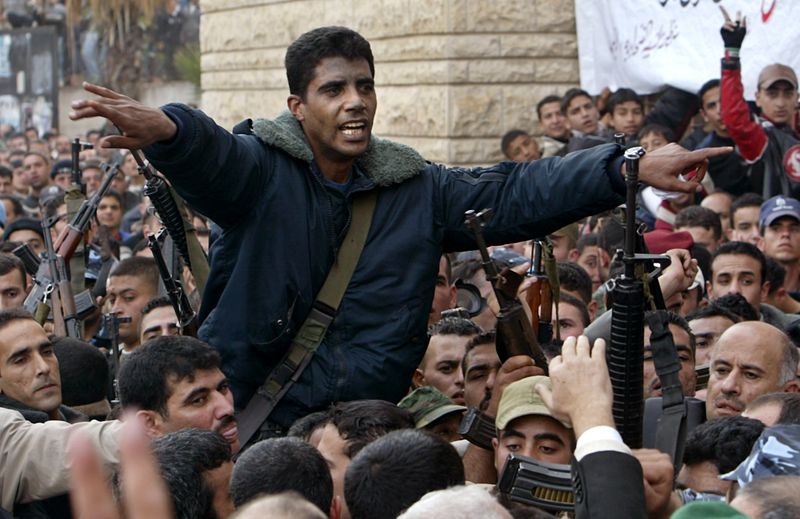 &copy; Reuters. FOTO DE ARCHIVO: Zakaria Zubeid, comandante de la milicia palestina Brigadas de los Mártires de Al-Aqsa, llevado a hombros por varios de sus partidarios en Yenín, en Cisjordania, territorio ocupado por Israel, el 30 de diciembre de 2004. REUTERS/Ammar A