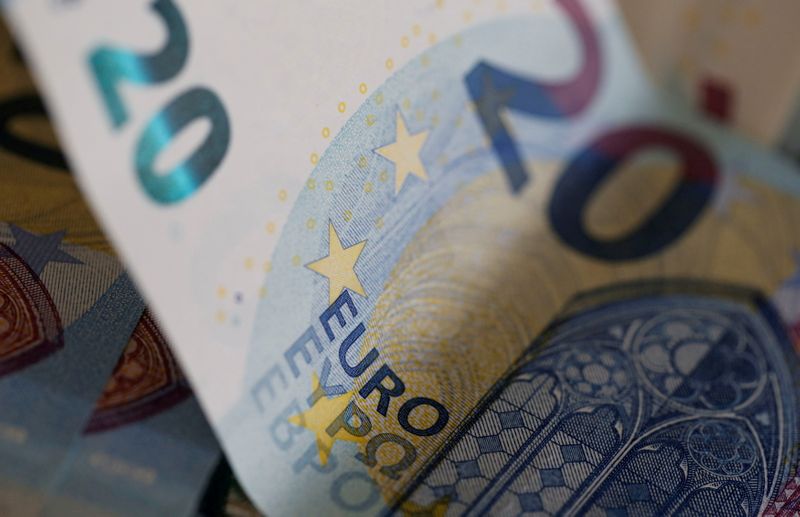 &copy; Reuters. Dettagli di alcune banconote da 20 euro. REUTERS/Regis Duvignau