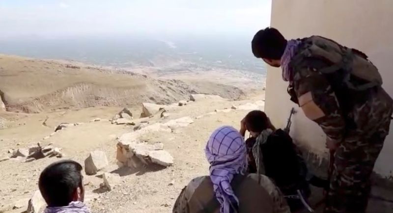 &copy; Reuters. FOTO DE ARCHIVO: Miembros del Frente de Resistencia Nacional afgano observan desde una casa cerca del valle de Panjshir, Afganistán, en esta captura obtenida de un vídeo sin fechar.  FACILITADO POR EL FRENTE DE RESISTENCIA NACIONAL DE AFGANISTÁN/Facili