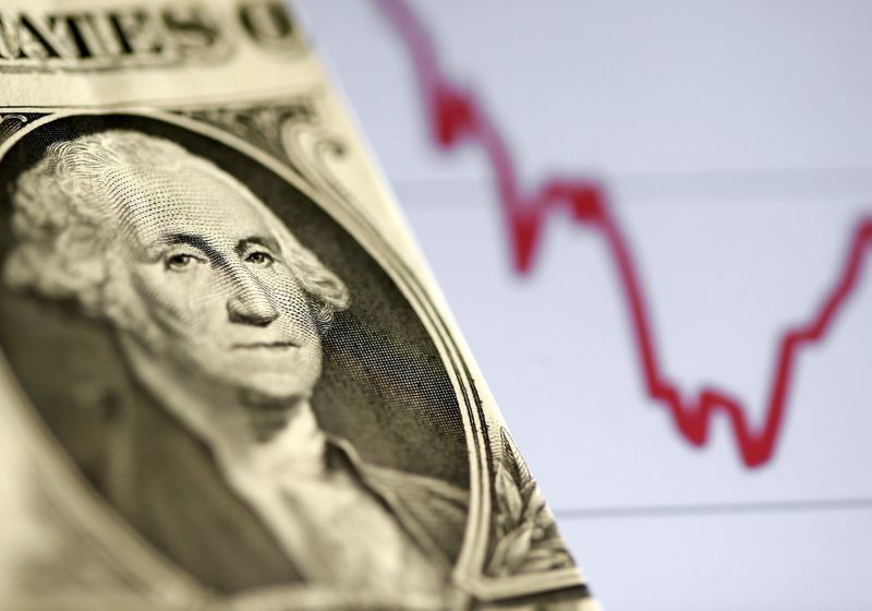 &copy; Reuters. Una banconota da un dollaro statunitense davanti a un grafico. REUTERS/Dado Ruvic