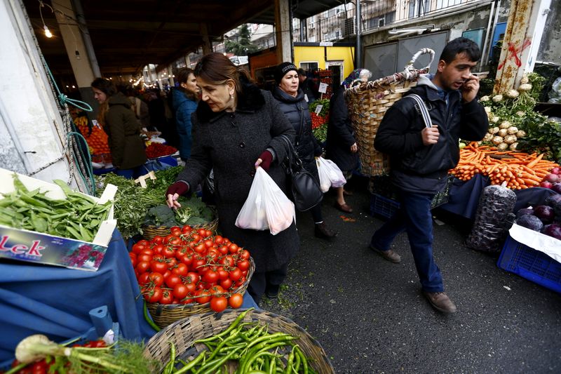 &copy; Reuters. FILE PHOTO: Gulsen Yuce (L) shops at a bazaar in Istanbul, Turkey January 30, 2016. REUTERS/Murad Sezer//File Photo