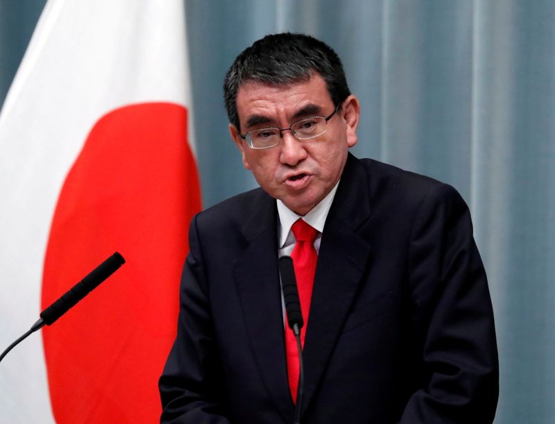 &copy; Reuters. Le ministre chargé de la lutte contre le COVID-19, Taro Kono (en photo), est en tête dans les sondages auprès des électeurs japonais pour devenir Premier ministre après le départ annoncé de Yoshihide Suga. /Photo d'archives/REUTERS/Issei Kato