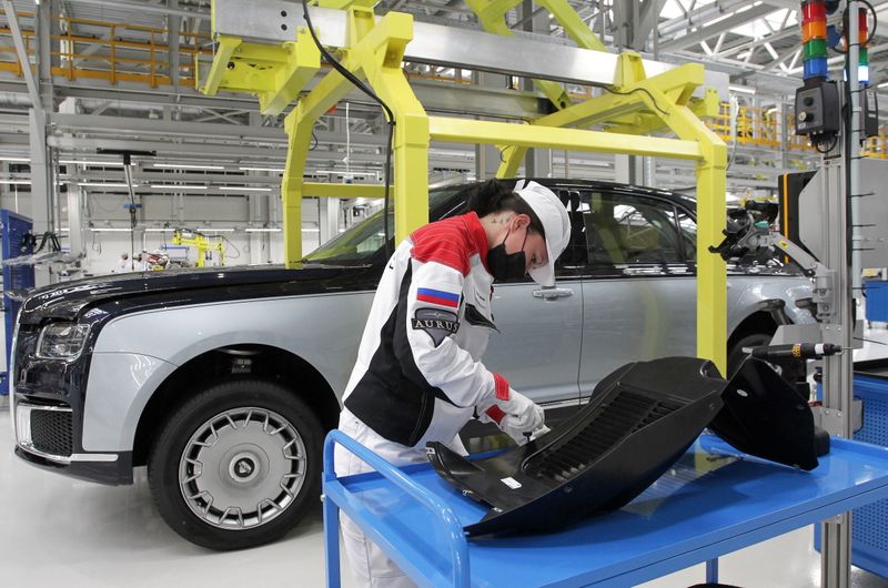 &copy; Reuters. An employee works on an assembly line of the Aurus manufacturing plant in the town of Yelabuga in the Republic of Tatarstan, Russia May 31, 2021. REUTERS/Alexey Nasyrov