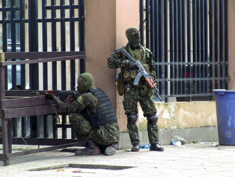 &copy; Reuters. جنديان بالقوات الخاصة في غينيا بأحد أحياء العاصمة كوناكري يوم الأحد. تصوير. ساليو سامب - رويترز
