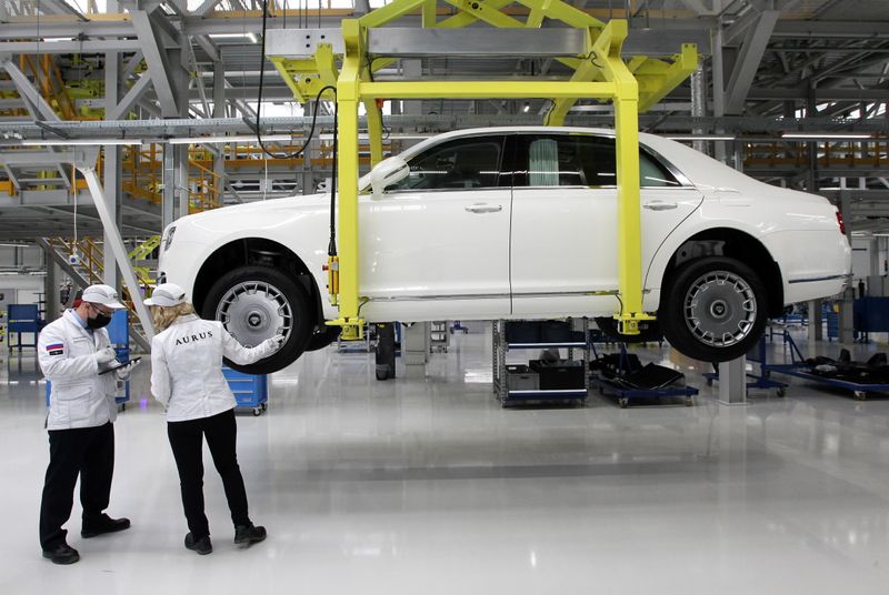 &copy; Reuters. Employees check an Aurus Senat car on an assembly line of the Aurus manufacturing plant in the town of Yelabuga in the Republic of Tatarstan, Russia May 31, 2021. REUTERS/Alexey Nasyrov