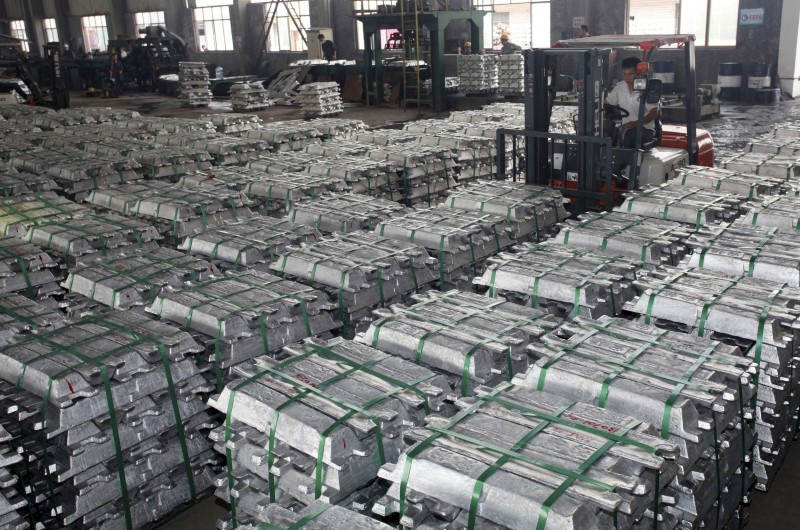 &copy; Reuters. Imagen de archivo de un trabajador manejando un montacargas para transportar barras de aluminio en una fábrica en Anshun, provincia de Guizhou, China. 1 de julio, 2013. REUTERS/Stringer/Archivo    ATENCIÓN EDITORES - ESTA IMAGEN FUE PROVISTA POR UNA TER