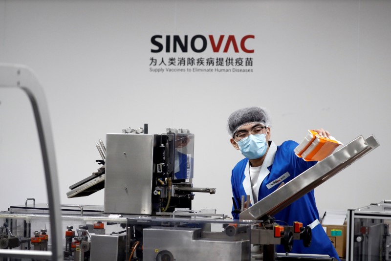 &copy; Reuters. FOTO DE ARCHIVO: Un hombre trabaja en las instalaciones de envasado del fabricante de vacunas chino Sinovac Biotech, desarrollando una vacuna experimental contra la enfermedad COVID-19, durante una gira de medios organizada por el gobierno en Pekín, Chin