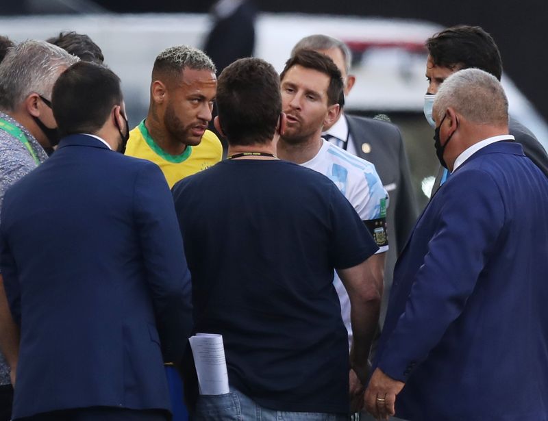 &copy; Reuters. نيمار وميسي عقب تعليق مباراة البرازيل والأرجنتين في ساو باولو يوم الأحد. تصوير. أماندا بيروبيلي - رويترز
