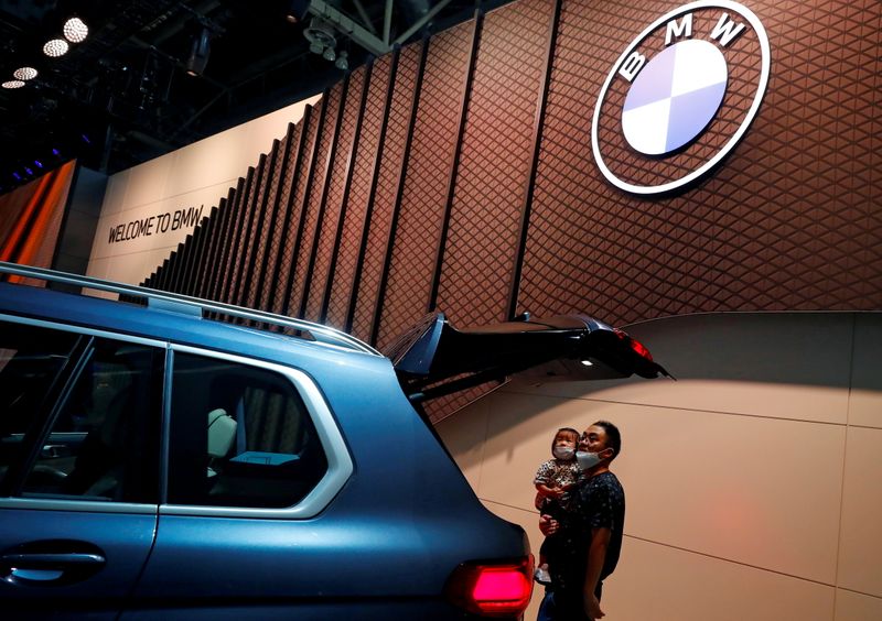 &copy; Reuters. Il logo Bmw presso il salone internazionale dell'Automobile a Pechino. REUTERS/Thomas Peter